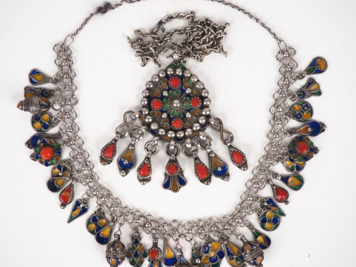 Collier et pendentif avec sa chaîne Afrique du nord en argent bas titr