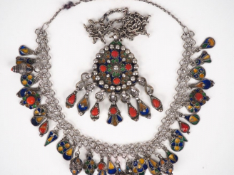 Vente aux enchères Collier et pendentif avec sa chaîne Afrique du nord en argent bas titr