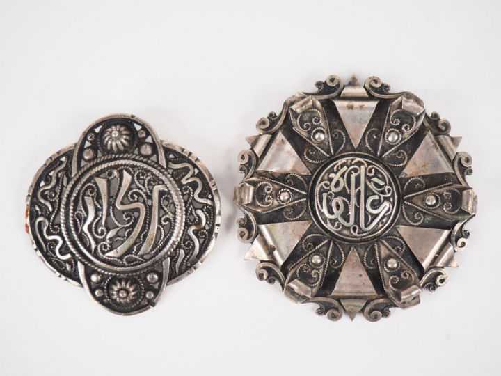 2 broches Afrique du Nord en argent à décor de calligraphies arabes et