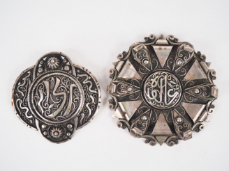 Vente aux enchères 2 broches Afrique du Nord en argent à décor de calligraphies arabes et
