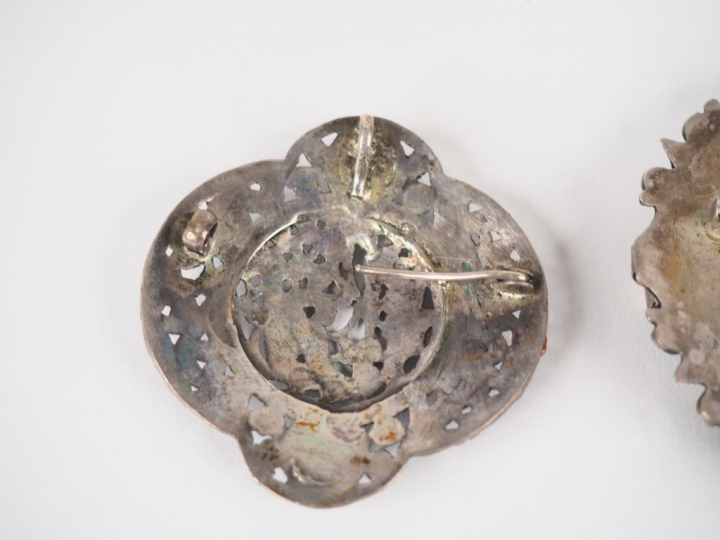 2 broches Afrique du Nord en argent à décor de calligraphies arabes et