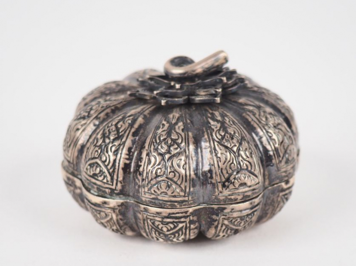 Boîte à pilules extrême-orient en métal argenté ou argent bas-titre fo