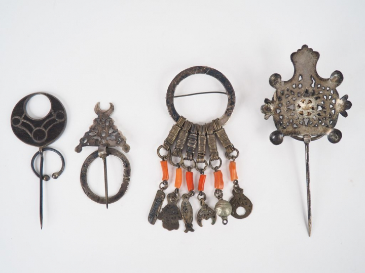 4 différentes fibules en métal argenté ou argent bas-titre et cabochon