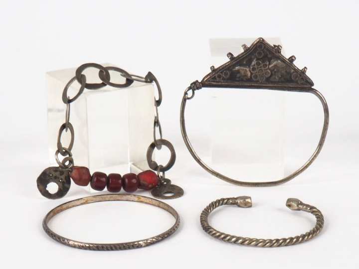 4 bracelets Afrique du nord en métal argenté ou argent bas-titre et pi