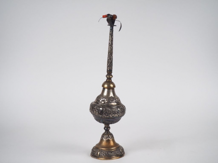 Aspersoir en argent bas-titre et pierres dures à décor de fleurs et de