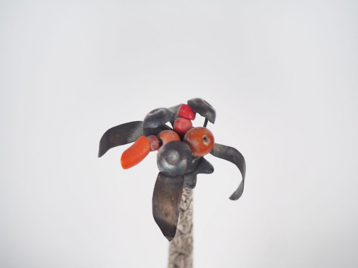 Aspersoir en argent bas-titre et pierres dures à décor de fleurs et de