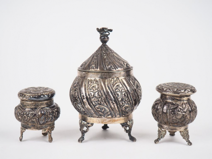 3 boîte à épices couvertes en métal argenté ou argent bas-titre à déco