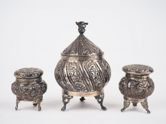 Vente aux enchères 3 boîte à épices couvertes en métal argenté ou argent bas-titre à déco