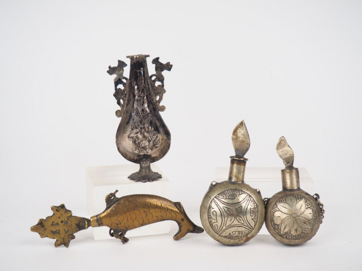 4 flacons à odeur Afrique du Nord en métal argenté ou argent bas-titre