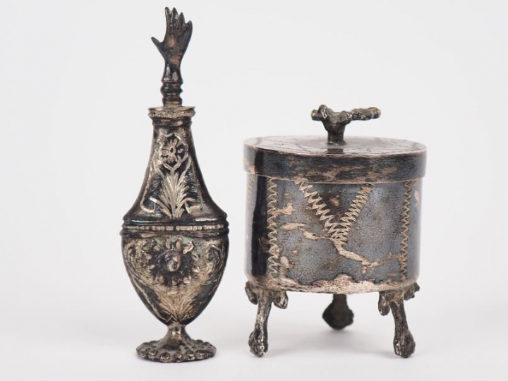 Boîte à pilules XIXème de style Louis XVI en argent, prise du couvercl