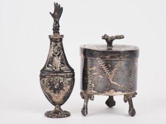 Vente aux enchères Boîte à pilules XIXème de style Louis XVI en argent, prise du couvercl