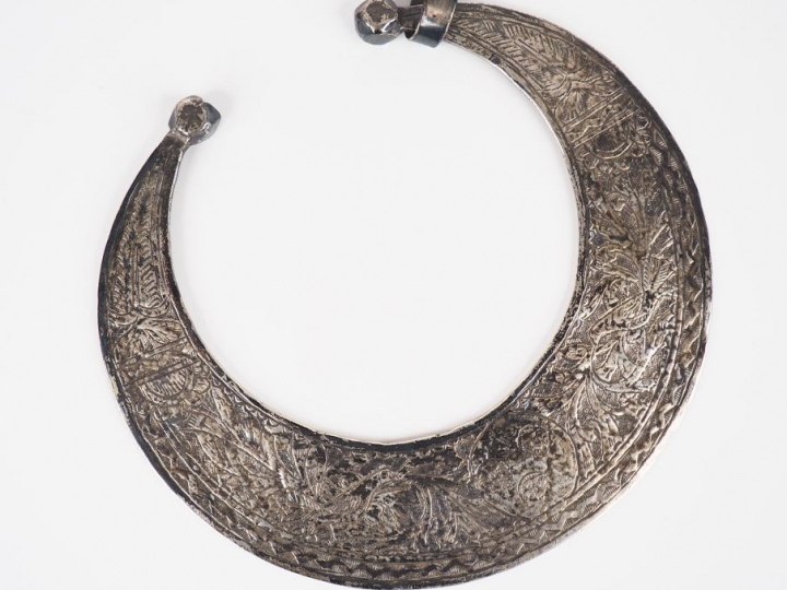 Fibule demi-lune Afrique du nord en argent bas-titre à décor de poisso