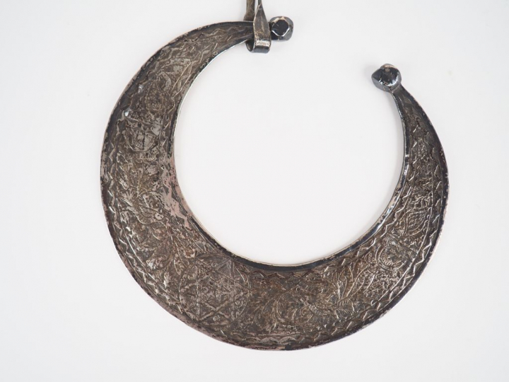 Fibule demi-lune Afrique du nord en argent bas-titre à décor de poisso