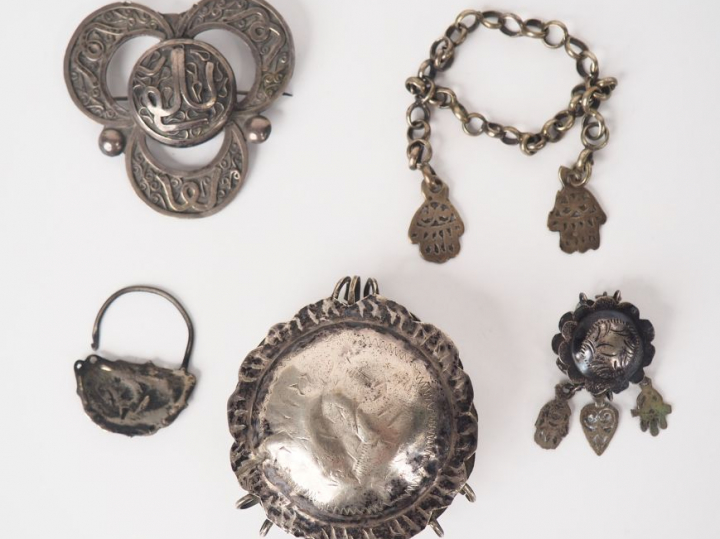 3 pendentifs, 1 broche et 1 bracelet Afrique du Nord en métal argenté 