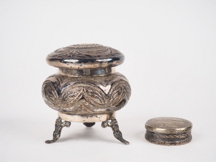 Sucrier Afrique du nord en métal argenté ou argent bas-titre à décor d