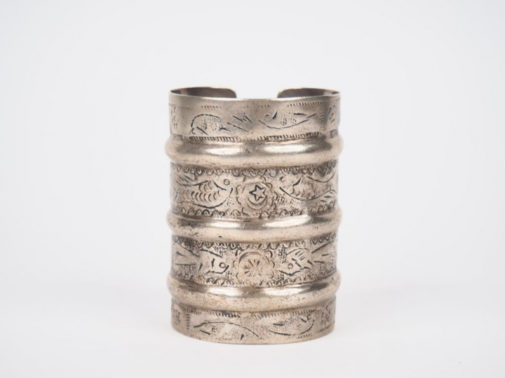 Important bracelet manchette Afrique du Nord en argent bas titre, à dé