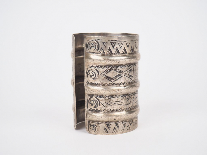 Important bracelet manchette Afrique du Nord en argent bas titre, à dé
