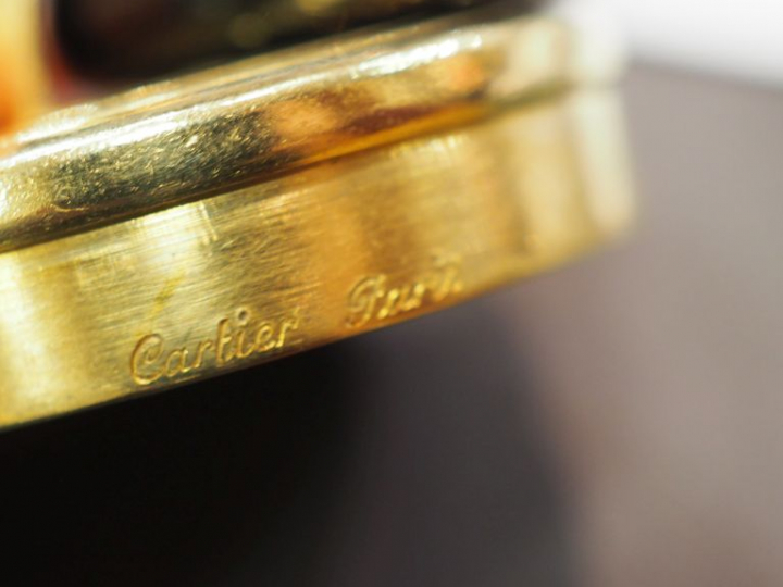 CARTIER. Petite boîte à fard en or et verre. Signée Poids tel. 20,17 g