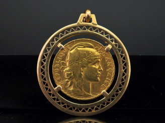 Vente aux enchères Pendentif en or jaune, à décor ajouré et serti en son centre d'une piè
