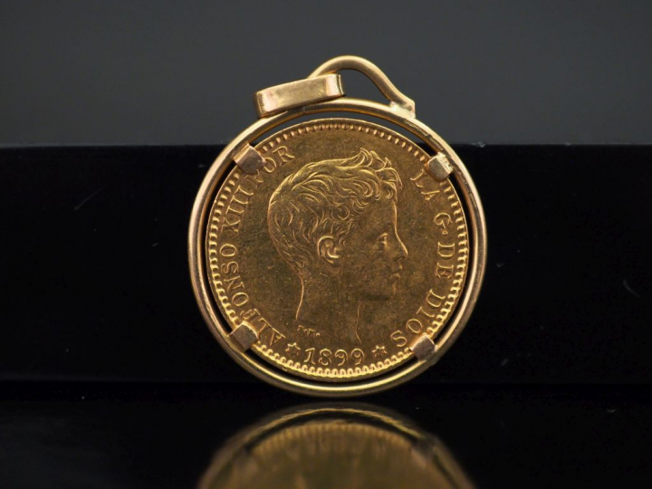 Pendentif en or jaune, sertie en son centre d'une pièce de 20 Pesetas 