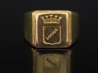 Vente aux enchères Bague de forme chevalière en or jaune, à décor d'armoiries.  TDD. 60 P