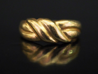 Vente aux enchères Bague jonc en or jaune de forme mouvementée, à décor de cotes torses. 