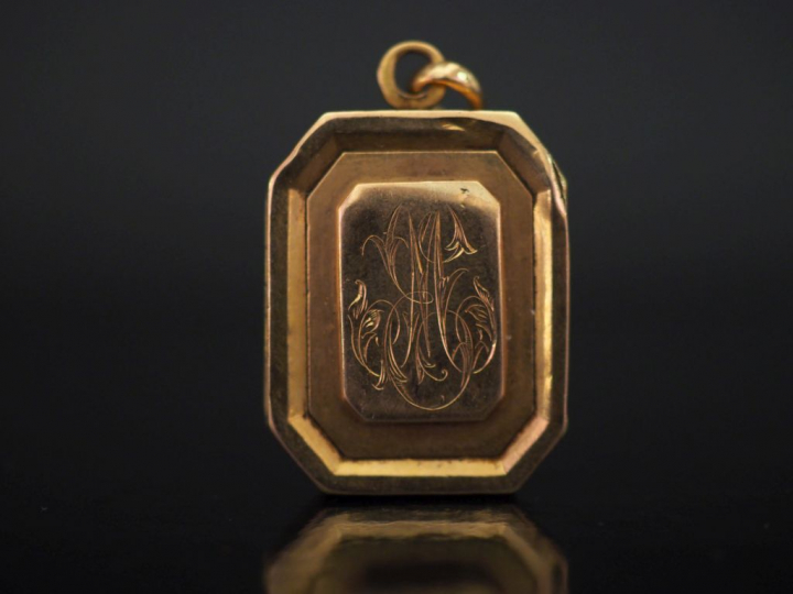 Pendentif porte-photo Napoléon III en or jaune, à décor de monogramme.