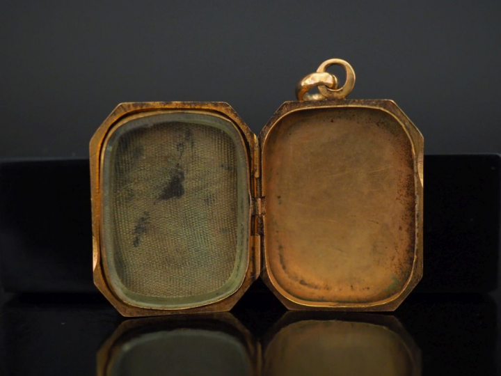 Pendentif porte-photo Napoléon III en or jaune, à décor de monogramme.