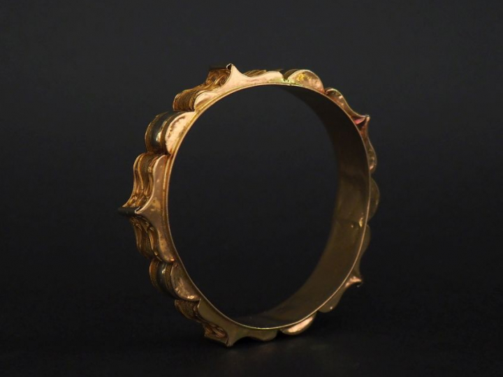 Bracelet jonc deux tons d'or, à décor mouvementé et filigrané.  Diam. 