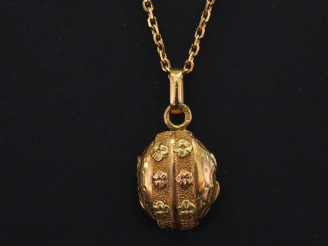 Vente aux enchères Pendentif porte-photo Napoléon III deux tons d'or, à décor de fleurs, 