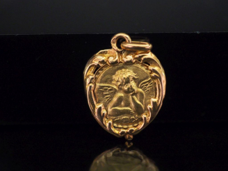 Vente aux enchères Médaille en or jaune, à décor en son centre d'un angelot. Le pourtour,