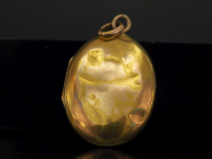 Pendentif porte-photo de forme ovale en or jaune.  2,5 x 2 cm Poids. 2