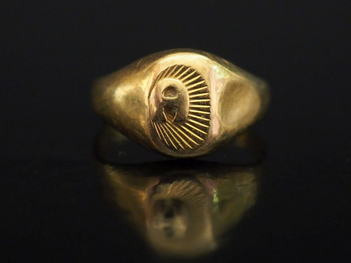 Bague de forme chevalière en or jaune, à décor de la lettre "A".  TDD.