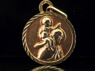 Vente aux enchères Petite médaille religieuse en or jaune figurant Saint Jean-Baptiste po