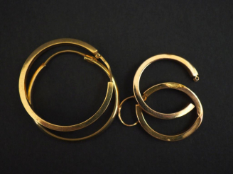 Vente aux enchères Ensemble de créoles dépareillées en or jaune.  Poids. 4,30 g (accident