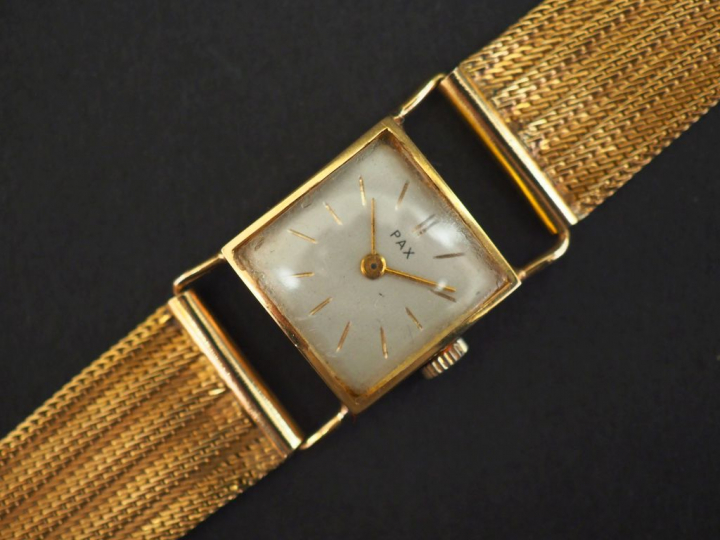 PAX Montre bracelet, boitier et bracelet or.  Cadran carré à index bât