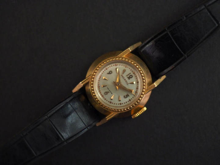MOERIS Petite montre bracelet de dame, boitier en or jaune.  Cadron ro