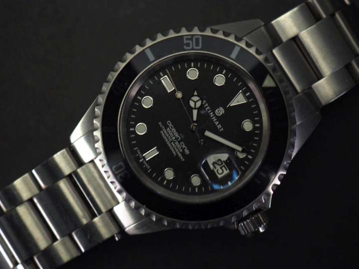 STEINHART, Ocean One Montre bracelet en acier. Cadran à pastilles et i