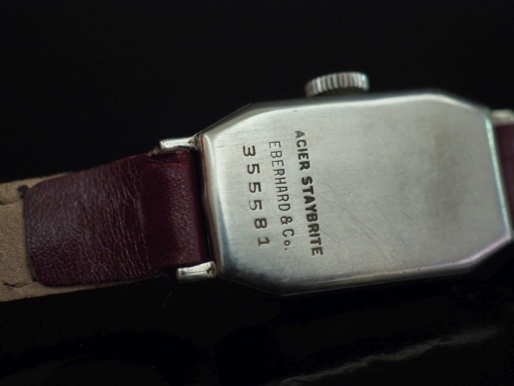 EBERHARD   Co Montre bracelet en acier.  Cadran à pans coupés et index