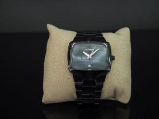 Vente aux enchères NIXON,  Montre bracelet en acier noir.  Cadran rectangulaire à fond no