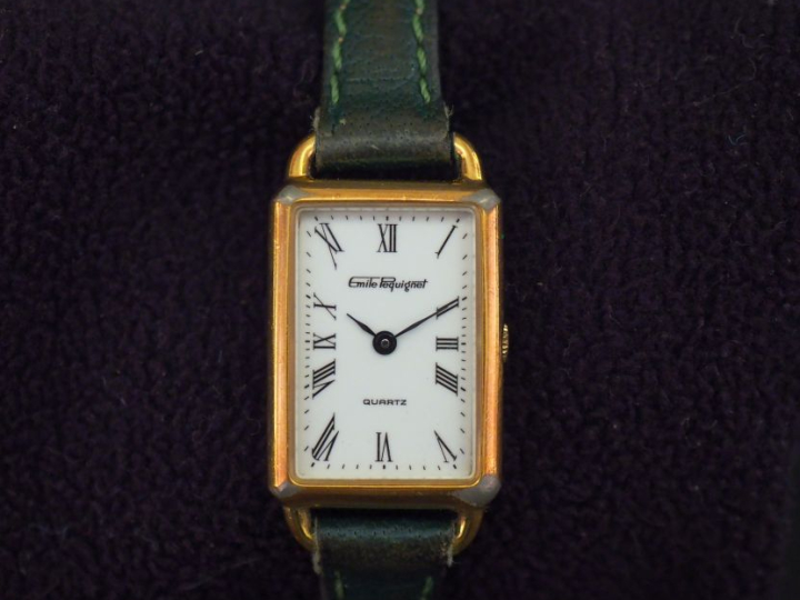 Emile PEQUIGNET Montre bracelet de dame, boitier en métal doré.  Cadra