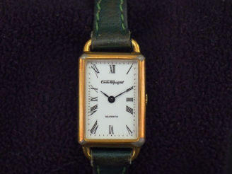 Vente aux enchères Emile PEQUIGNET Montre bracelet de dame, boitier en métal doré.  Cadra