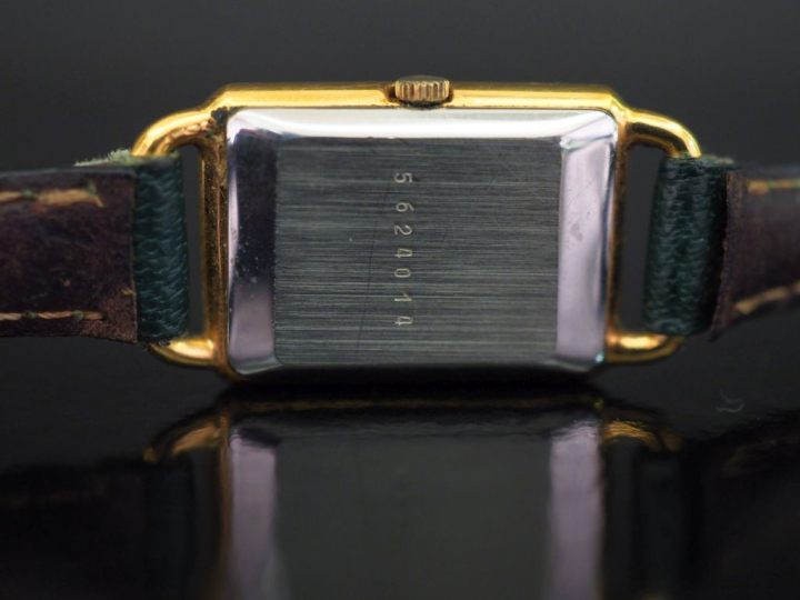 Emile PEQUIGNET Montre bracelet de dame, boitier en métal doré.  Cadra