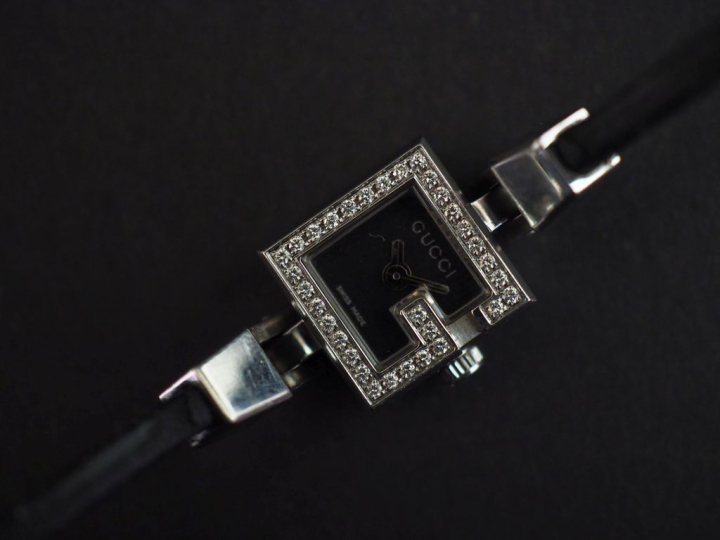 GUCCI, G-Case Montre de dame en acier, boitier à décor de la lettre G 