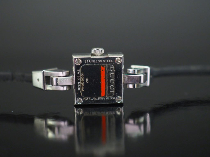 GUCCI, G-Case Montre de dame en acier, boitier à décor de la lettre G 