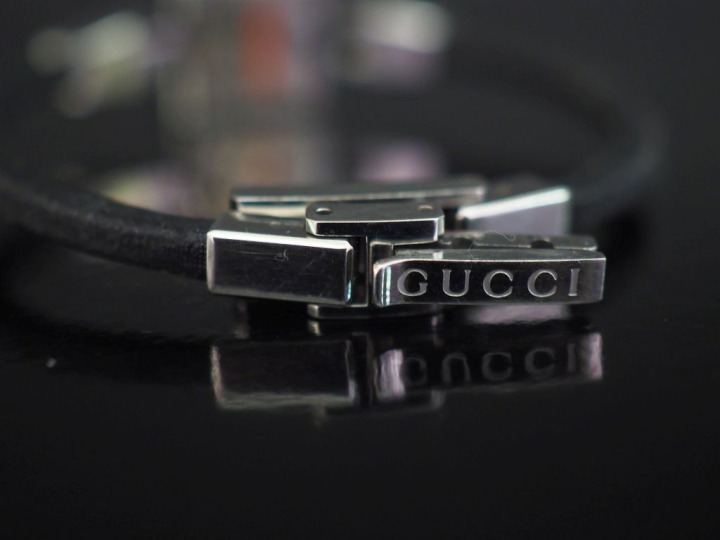 GUCCI, G-Case Montre de dame en acier, boitier à décor de la lettre G 