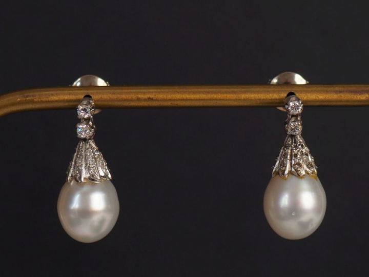 Paire de perces oreilles en or blanc, sertis de deux petits diamants d