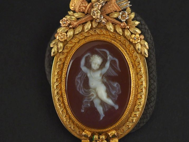 Pendentif Napoléon III de style Louis XVI en or, sertie en son centre 