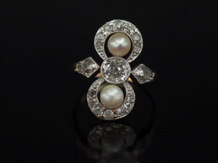 Bague dite "Toi   Moi" en or jaune, sertie en son centre d'un diamant 