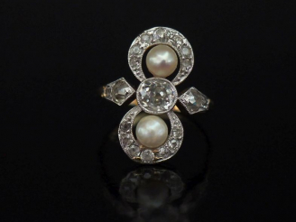 Vente aux enchères Bague dite "Toi   Moi" en or jaune, sertie en son centre d'un diamant 